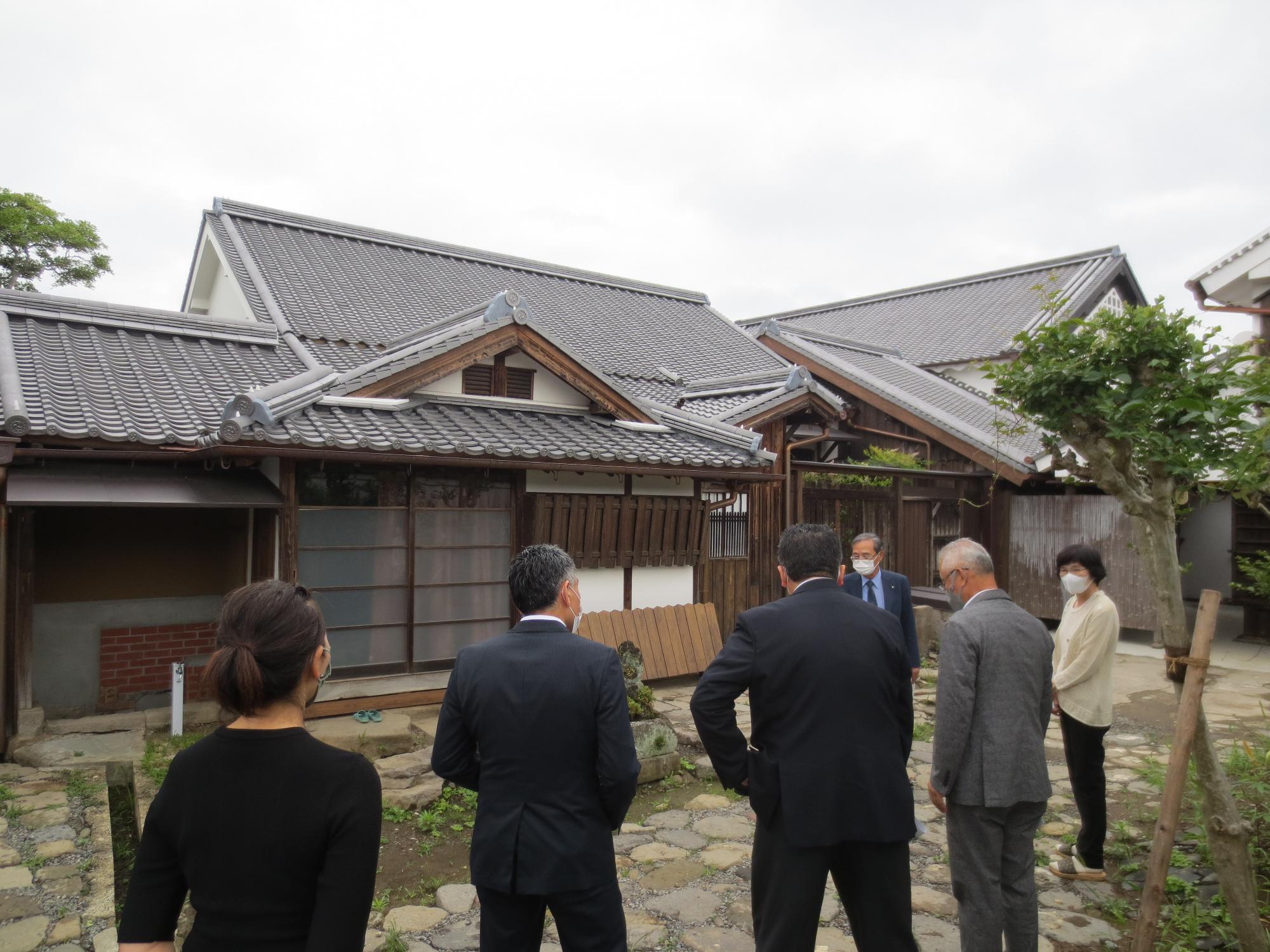 草野家住宅視察の様子の画像1