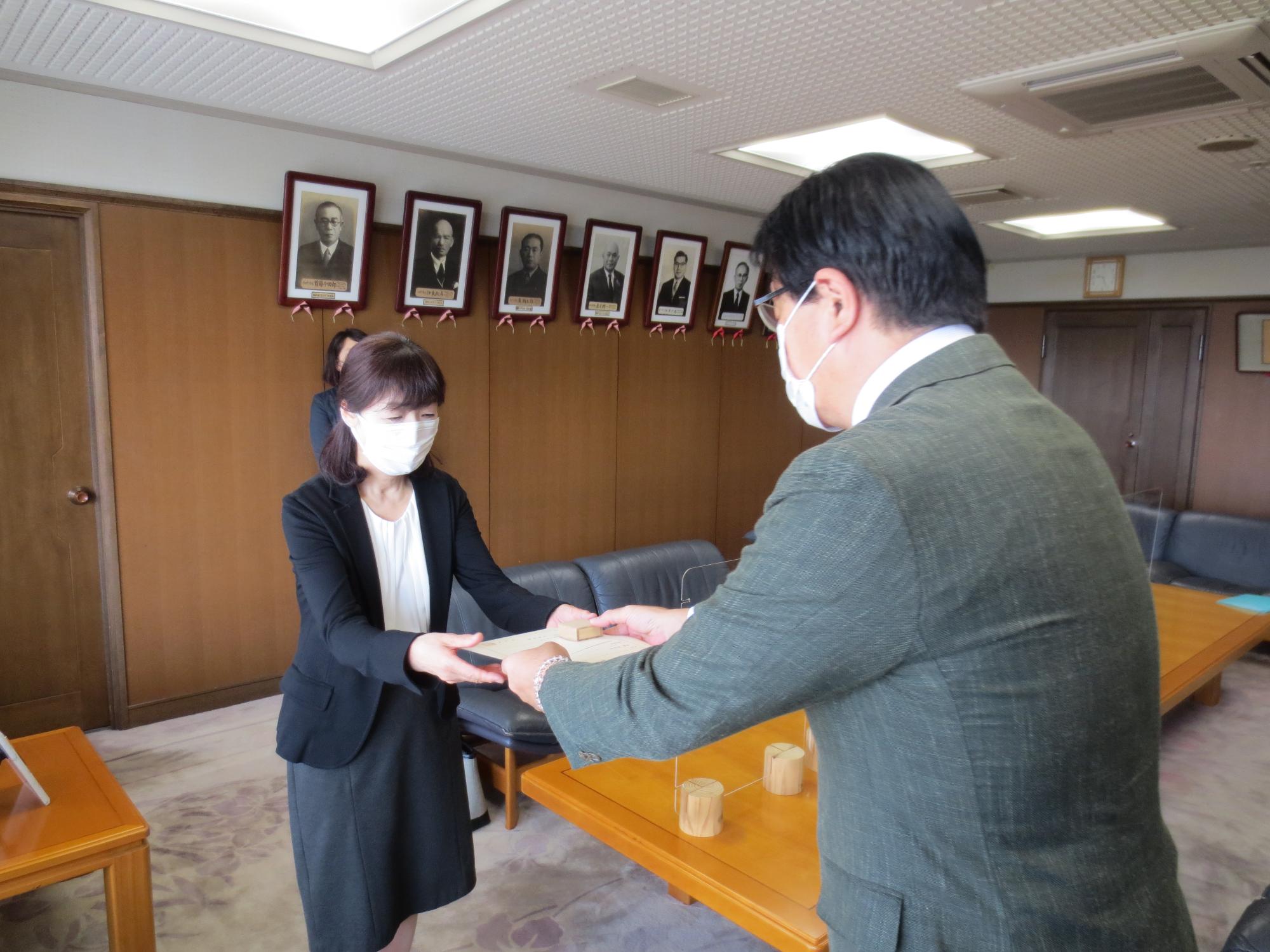 市長から辞令を受ける梶原教育委員の画像