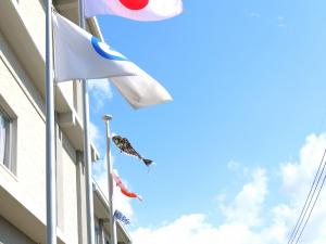 市役所別館の国旗掲揚台に掲げたこいのぼりの写真