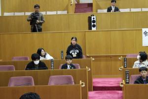 こども議会体験会でこども（9人目）が議員席で質問している様子の写真