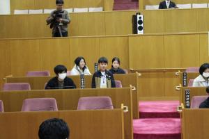 こども議会体験会でこども（10人目）が議員席で質問している様子の写真