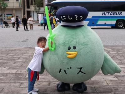西鉄バスのマスコットと子どもが一緒に写真に写っている写真