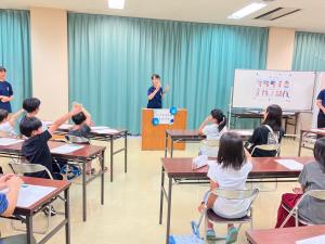 子ども向けクイズの様子の写真